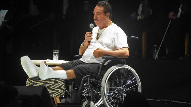 Ölümden dönen İbrahim Tatlıses, iki ayağı sargılı şeklinde sahneye çıktı