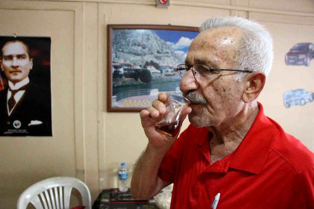 Onu gören Kemal Kılıçdaroğlu sanıyor: Kardeşi benim kadar benzemiyor Onu gören Kemal Kılıçdaroğlu sanıyor: Kardeşi benim kadar benzemiyor