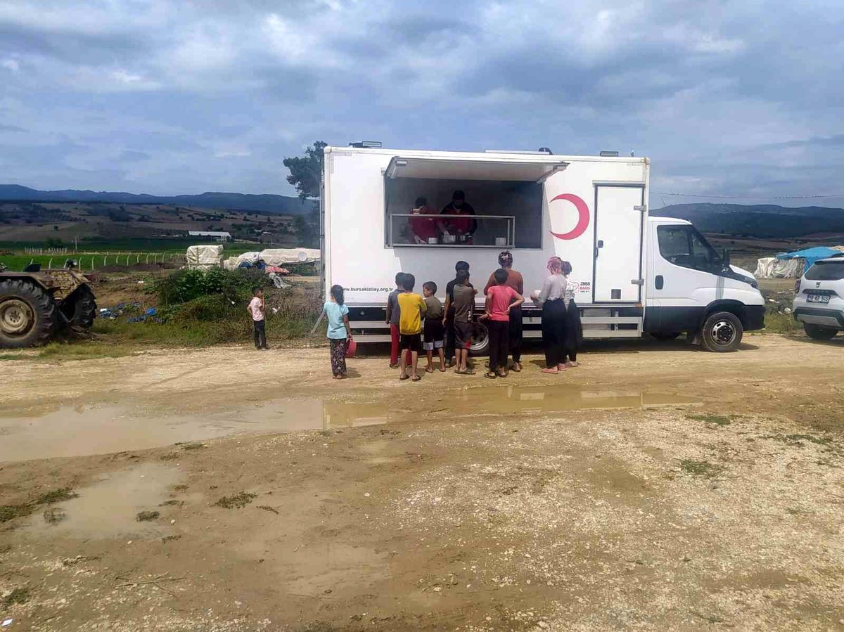Sağanak yağış mağdurlarına Kızılay\'dan yardım eli