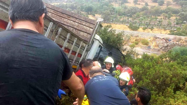 Şarkıcı İbrahim Tatlıses, geçirdiği trafik kazasında araçta sıkıştı! Bölgeye çok sayıda ekip gönderildi Şarkıcı İbrahim Tatlıses, geçirdiği trafik kazasında araçta sıkıştı! Bölgeye çok sayıda ekip gönderildi