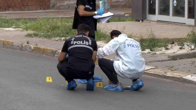 Kayınpederiyle tartıştan damat, yaşlı adamı sokak ortasında art arda bıçakladı Kayınpederiyle tartıştan damat, yaşlı adamı sokak ortasında art arda bıçakladı