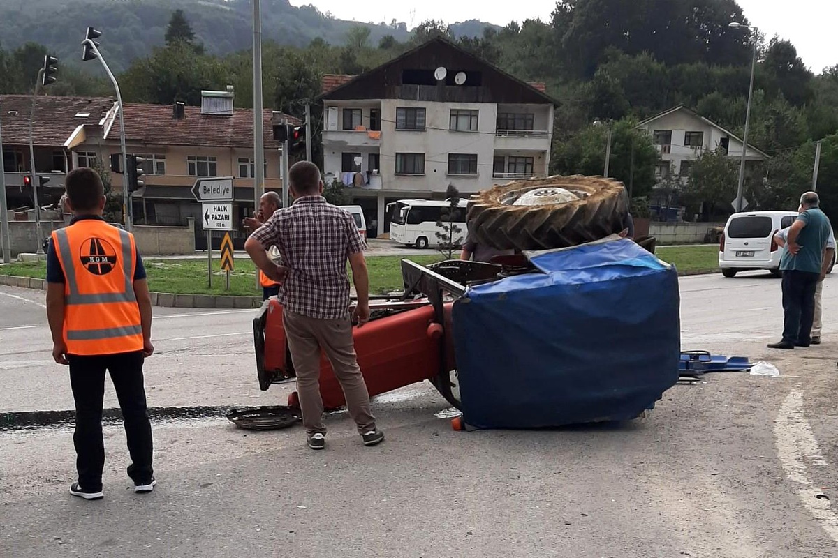 Semt pazarına giden traktör ile tır çarpıştı: 1 yaralı
