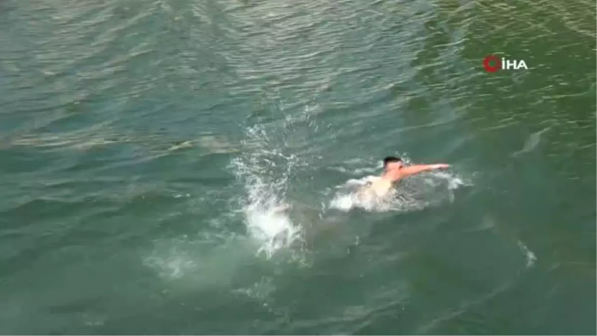 Sıcaktan bunalan vatandaşın kanalda tehlikeli eğlencesi kamerada