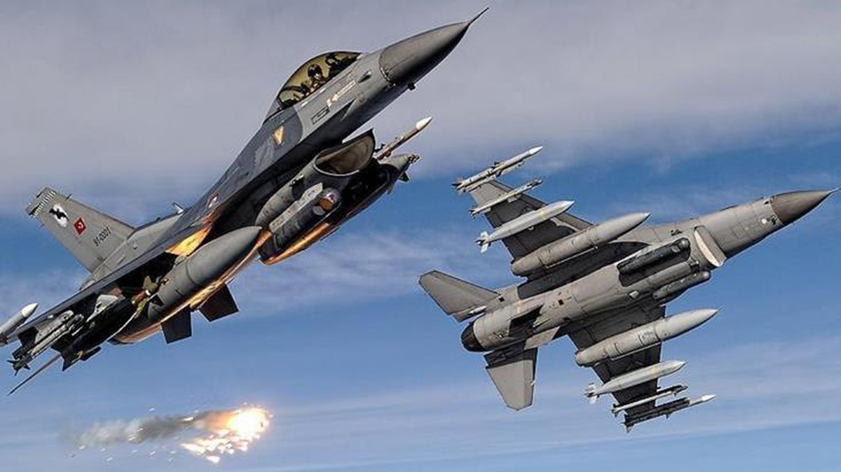 NATO görevi yapan Türk F-16\'ları, gerekli karşılığı vermesinin ardından bir kez daha Yunan savaş uçakları tarafından taciz edildi