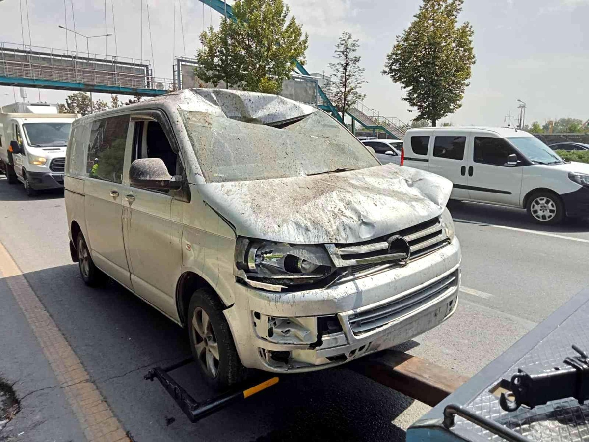 Sürücüsünün hakimiyetini kaybettiği araç otobüs durağına daldı: 3 yaralı