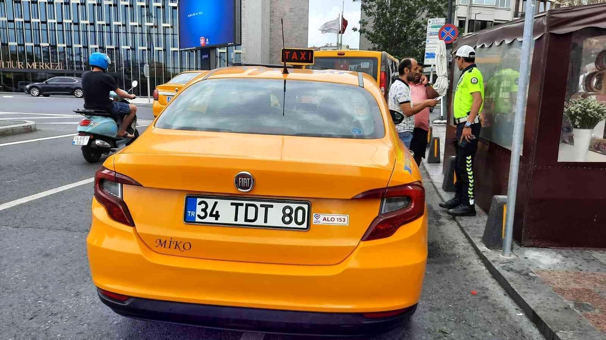 Taksim\'de taksi ve dolmuşlar denetlendi, kurallara uymayanlara ceza yağdı