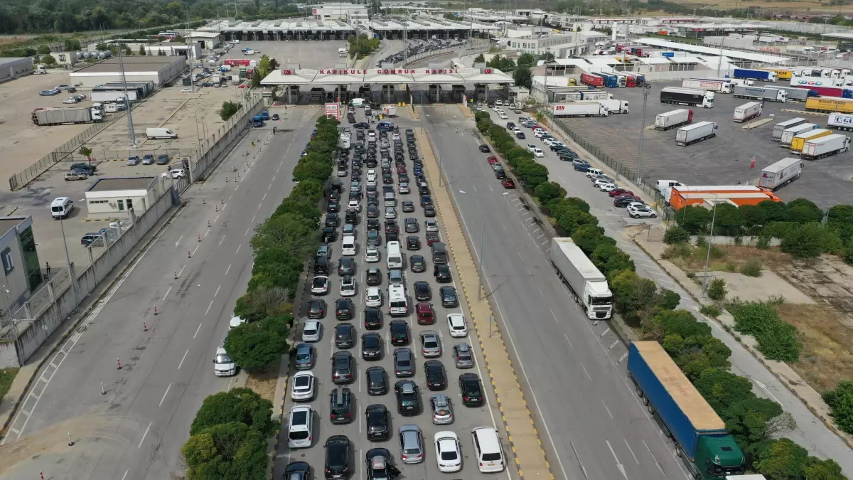 Tatilleri biten gurbetçiler dönüş yolunda Kapıkule\'de yoğunluk oluşturdu