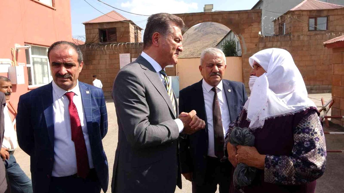 TDP Genel Başkanı Sarıgül, Muş\'ta cezaevi önünden af çağrısında bulundu