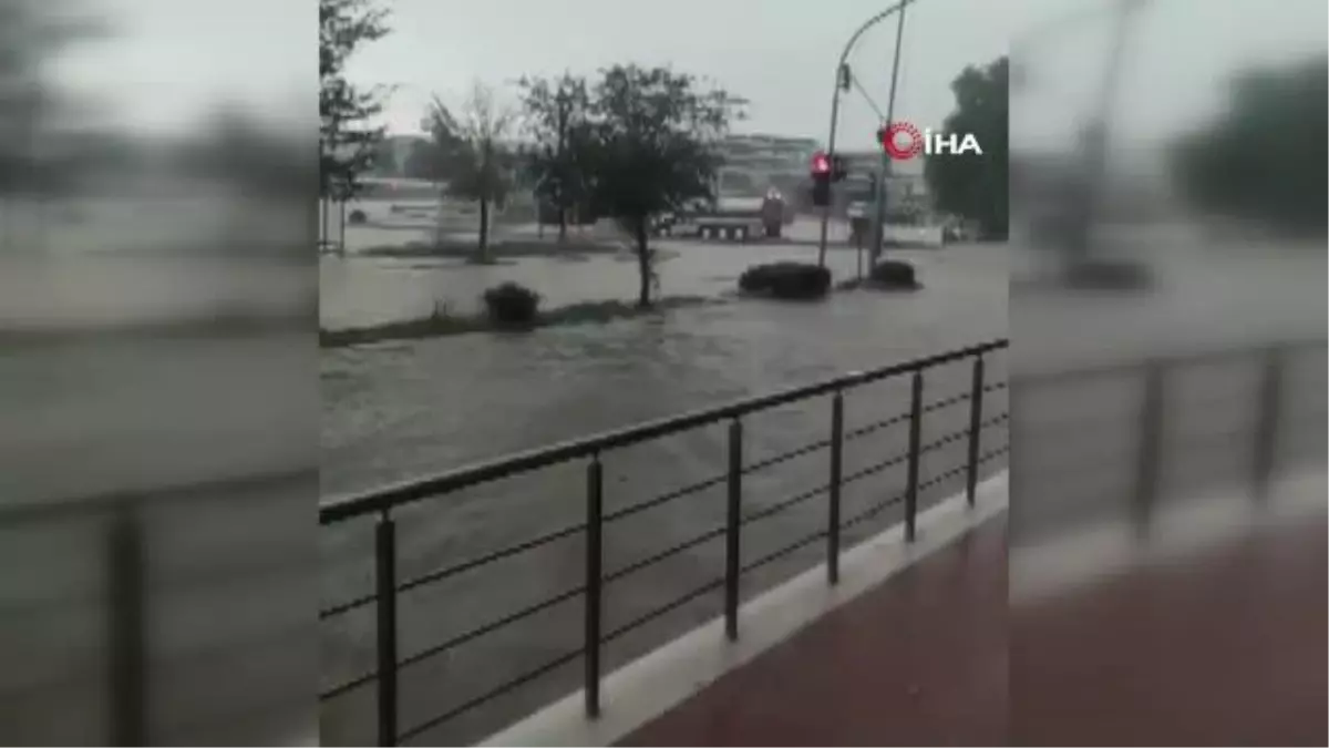 Sağanak yağış yolları nehre çevirdi