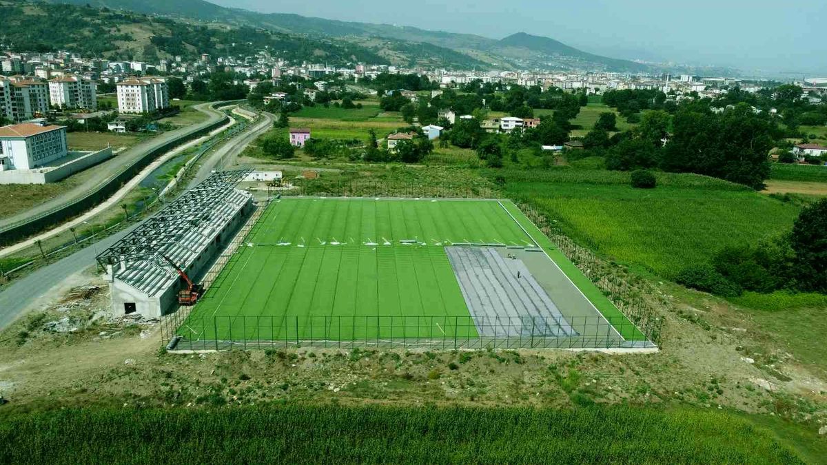 Tekkeköy ilçe stadında çimler serildi
