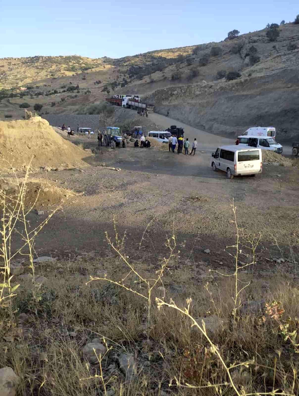 Yardım beklerken gölgesinde oturduğu tır hareket etti, feci şekilde can verdi