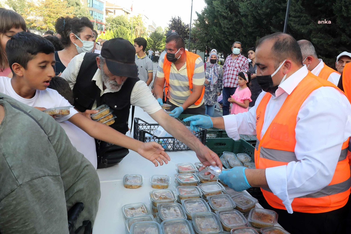 Yenimahalle\'de 50 Bin Porsiyon Aşure Dağıtıldı