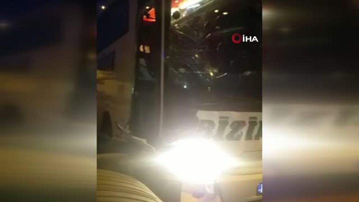 Horasan\'da çekici ile yolcu otobüsü çarpıştı