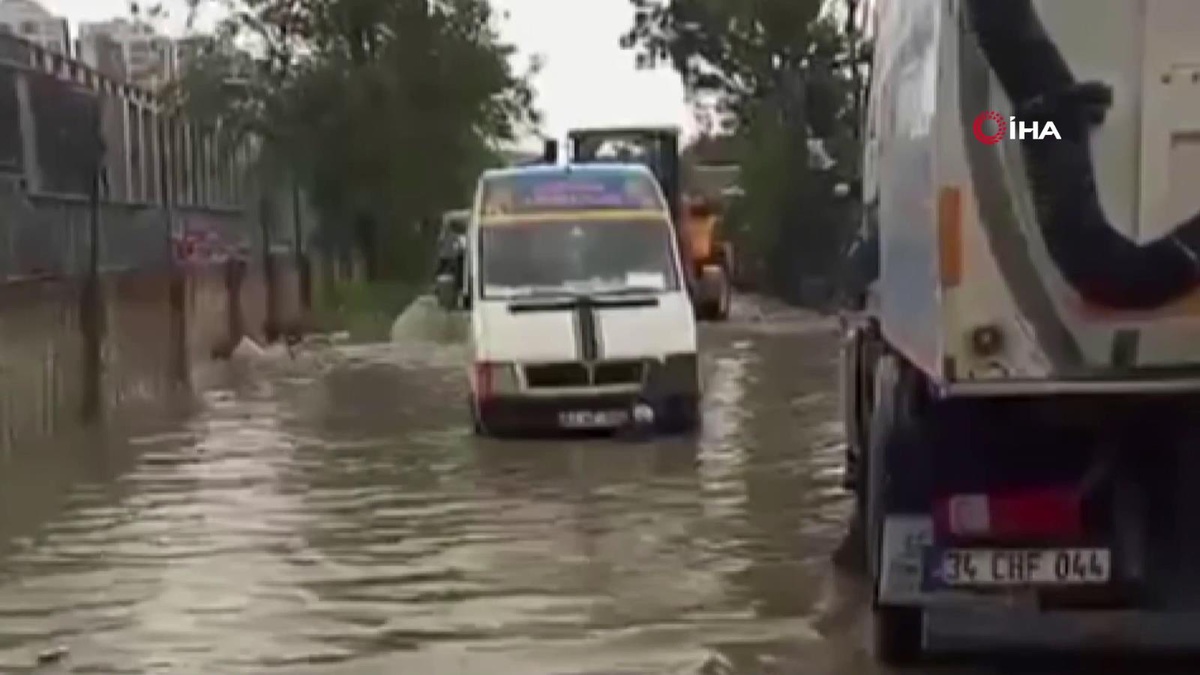 Zeytinburnu\'nda yağış nedeniyle yolları ve bir dükkanı su bastı