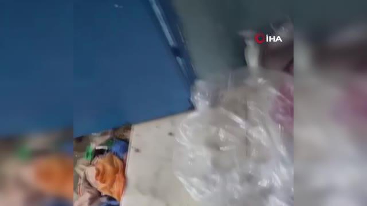 Zeytinburnun\'da yağış nedeniyle yolları ve bir dükkanı su bastı