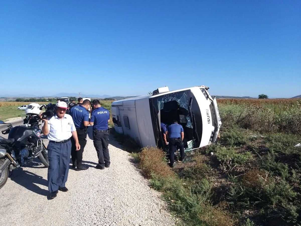 Adana\'da işçi servisinin devrildiği kazada 1\'i ağır 7 kişi yaralandı