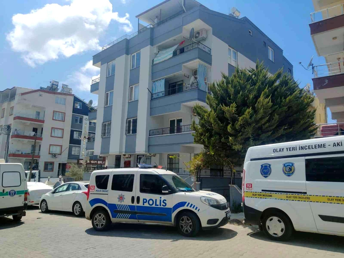 Apartman sakinleri asılı halde buldu