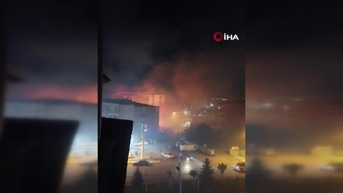 Apartmanın bahçesinde çıkan yangın geceyi aydınlattı