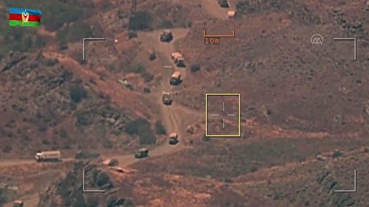Azerbaycan ordusu kontrol altına aldığı Laçın\'da bayrak dalgalandırdı (2)