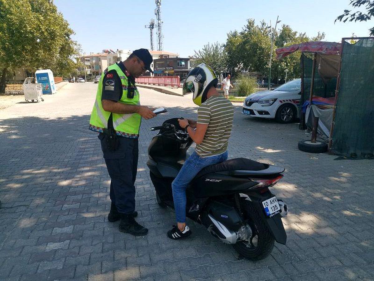 Balıkesir\'de jandarmadan asayiş ve trafik kontrolü uygulaması