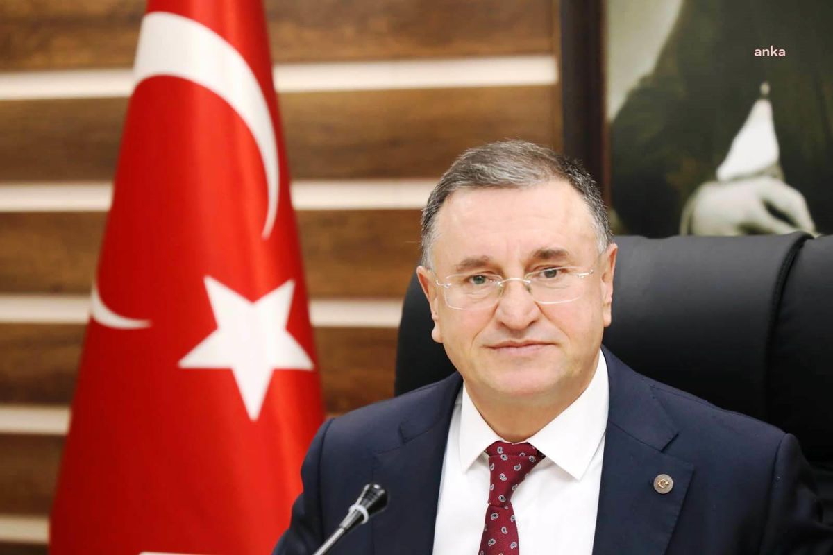 Başkan Savaş\'tan Sığınmacı Krizine İlişkin \'Herkesin Elini Taşın Altına Koyması Lazım\' Açıklaması