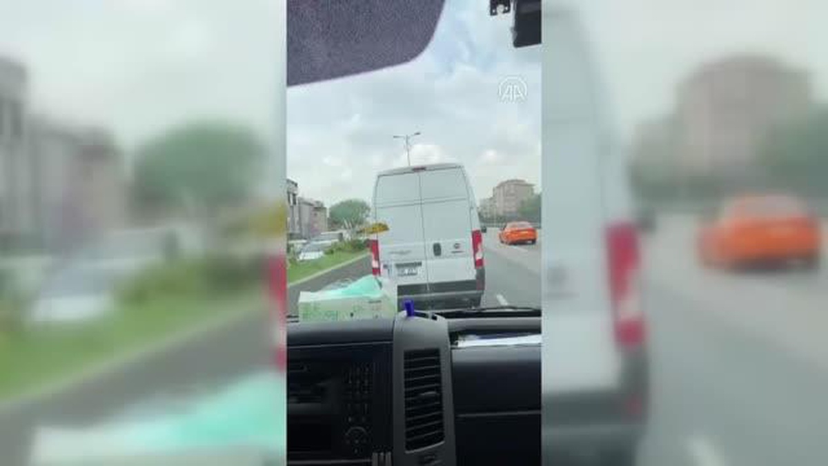 Bayrampaşa\'da bir aracın ambulansa yol vermediği anlar kameraya yansıdı