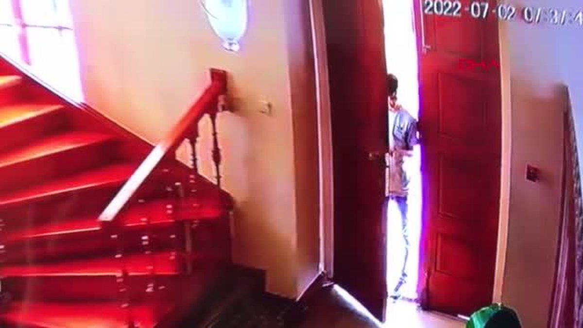 BEYOĞLU\'NDA TARİHİ AĞA CAMİNİN KAPI TOKMAKLARI ÇALINDI