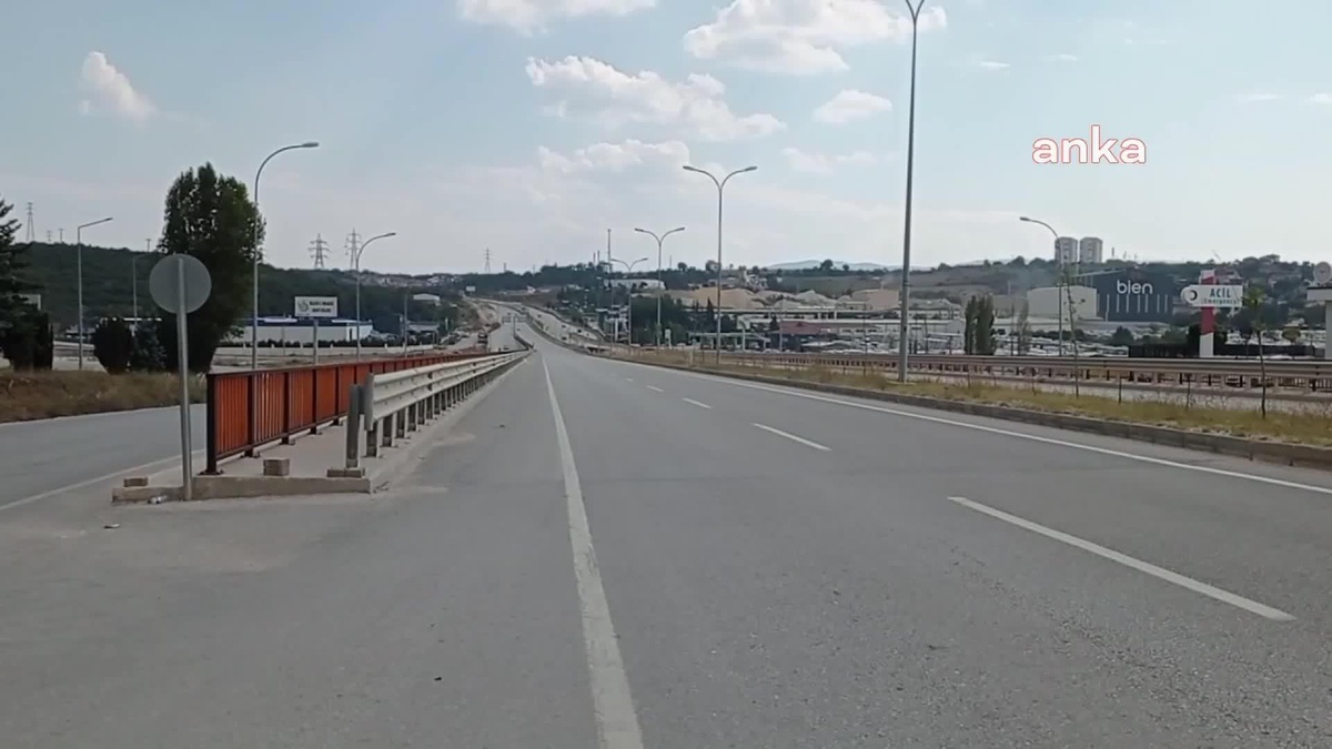 Bilecik\'te Hastane Önünden Karşıya Yoğun Trafikte Geçmek Zorunda Kalan Vatandaşlar Tepkili