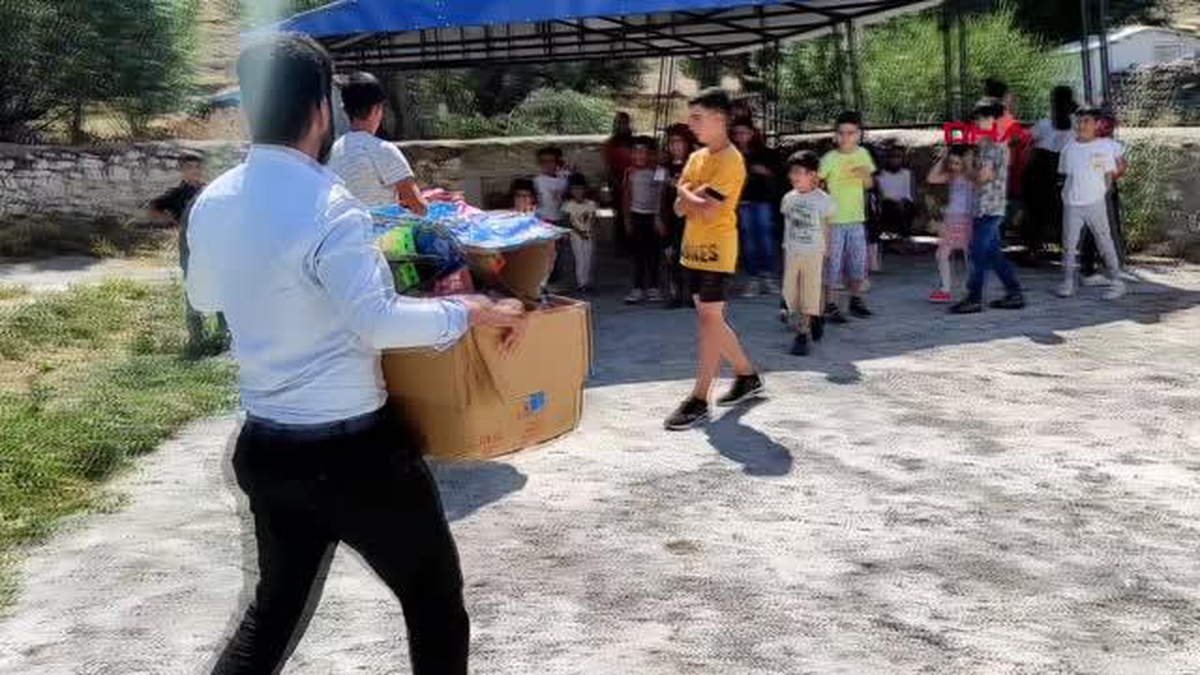 \'BİR OYUNCAK DA SEN VER\' GRUBU GÖNÜLLÜLERİ ÇOCUKLARI GÜLDÜRDÜ