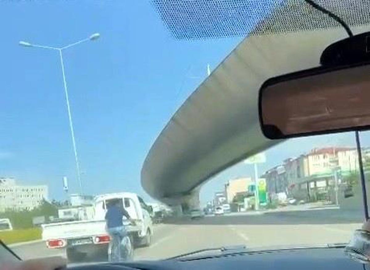 Bursa\'da bisikletli gencin tehlikeli yolculuğu kameralarda