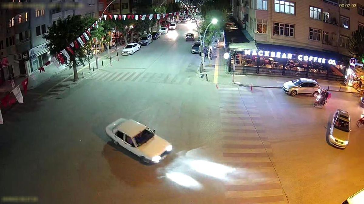 Cadde ortasında drift yapıp tehlike saçtı