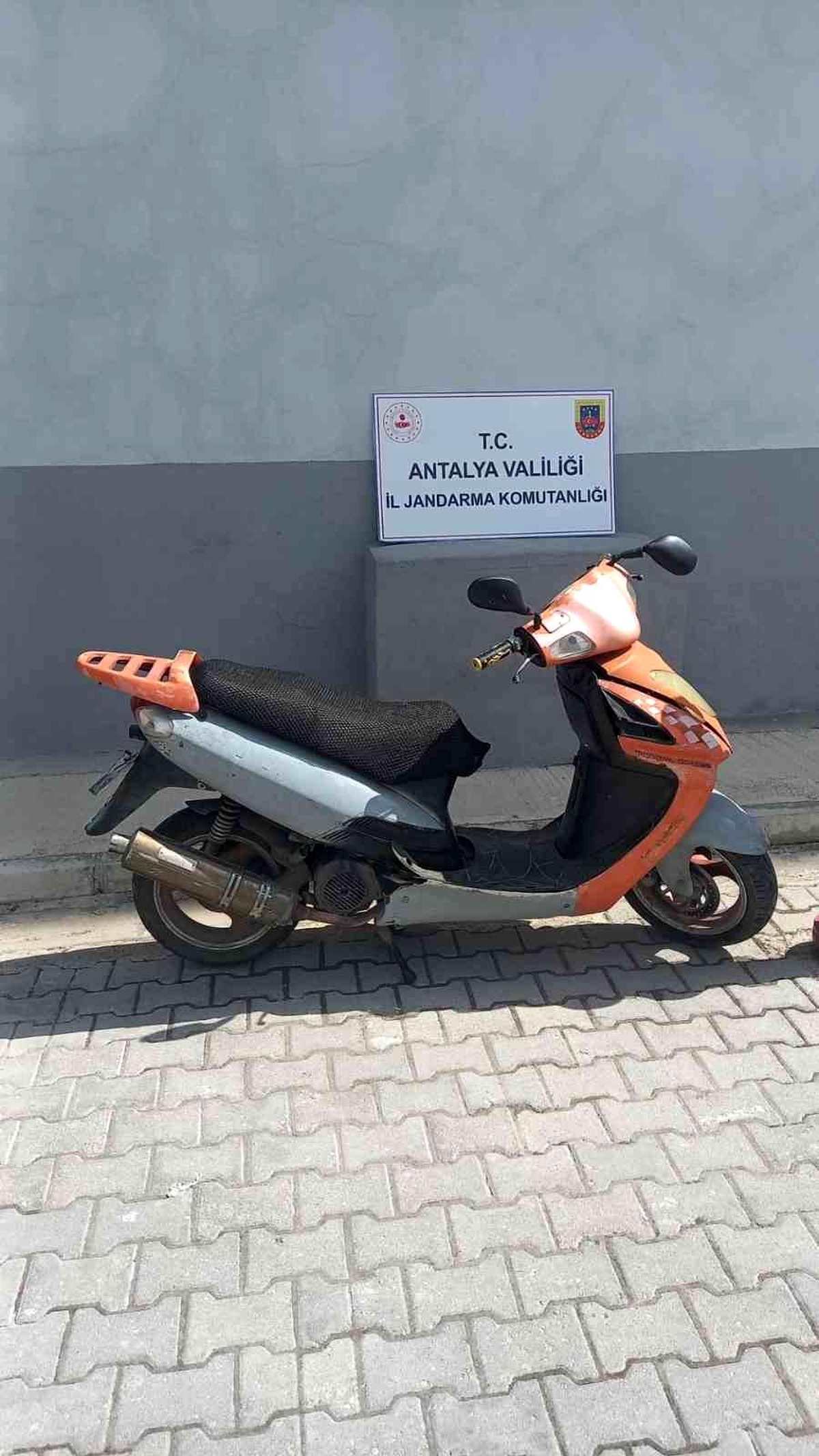 Çalıntı motosikletle kontrol noktasından kaçan sürücü, ikinci kontrol noktasında yakalandı