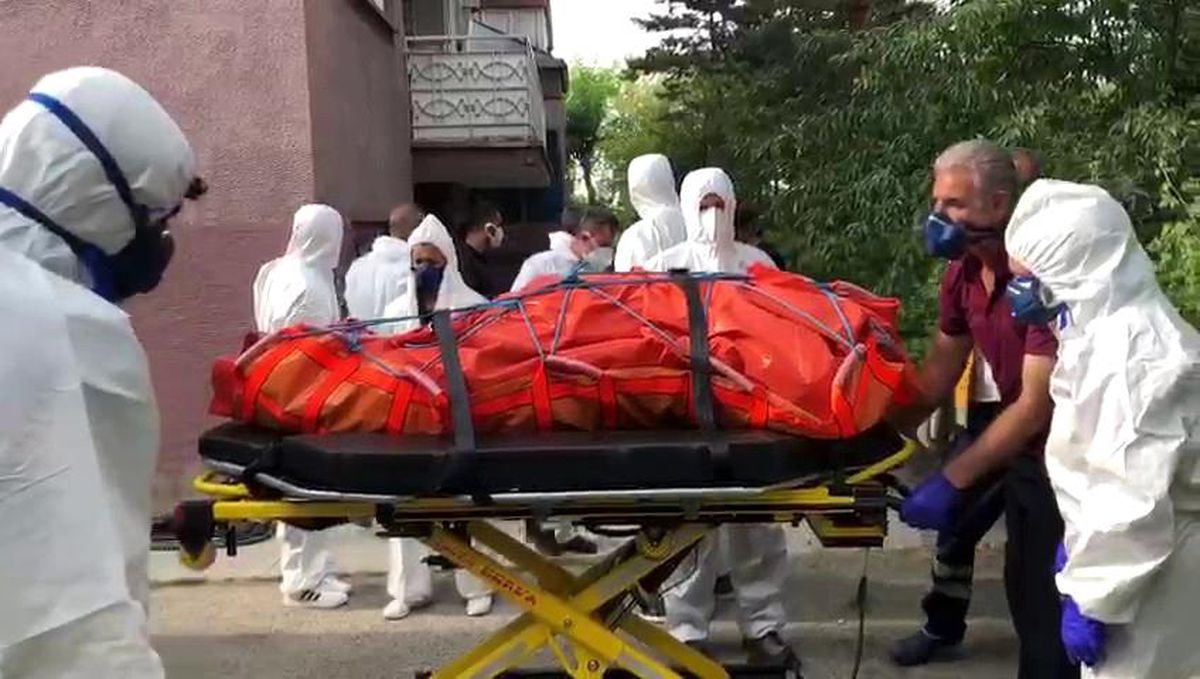 İtfaiye ve AFAD ekipleri cenazeyi evden çıkarabilmek için seferber oldu