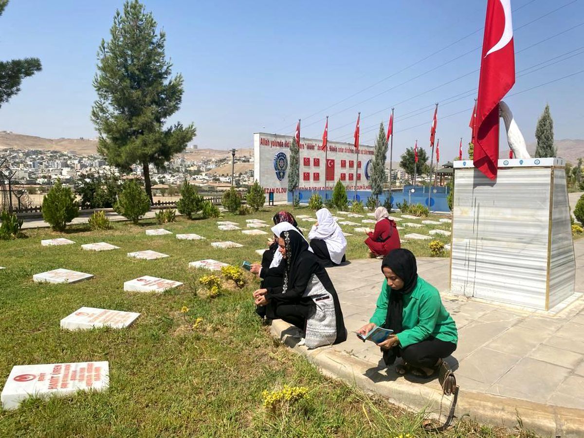 Cizreli kadınlar bombalı saldırıda şehit olan 12 polisi unutmadı