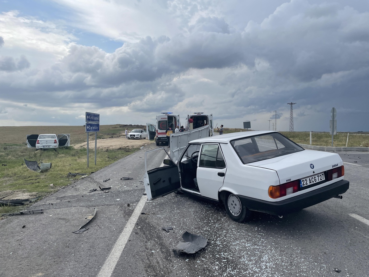 Edirne\'de iki otomobilin çarpıştığı kazada 3 kişi yaralandı