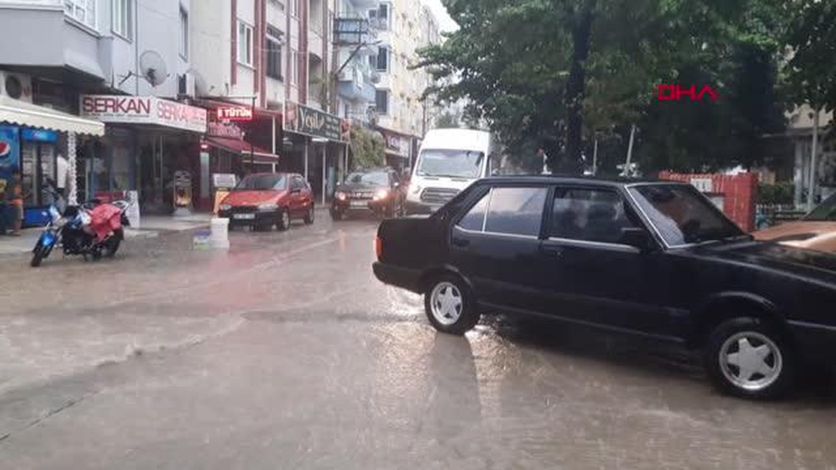 EDREMİT\'DE SAĞANAK VE FIRTINA HAYATI OLUMSUZ ETKİLEDİ