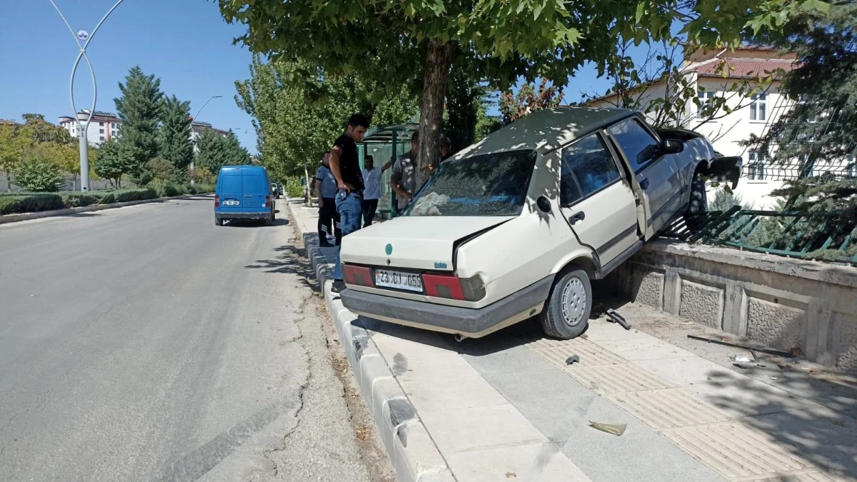 Elazığ\'da otomobil duvara çarptı: 1 yaralı