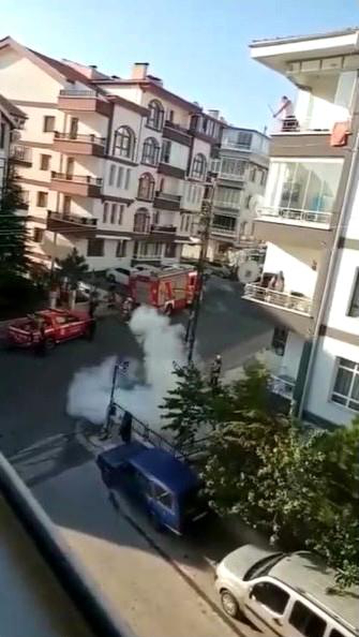 Elektrik direğinden çıkan alevler vatandaşların panik yaşamasına neden oldu