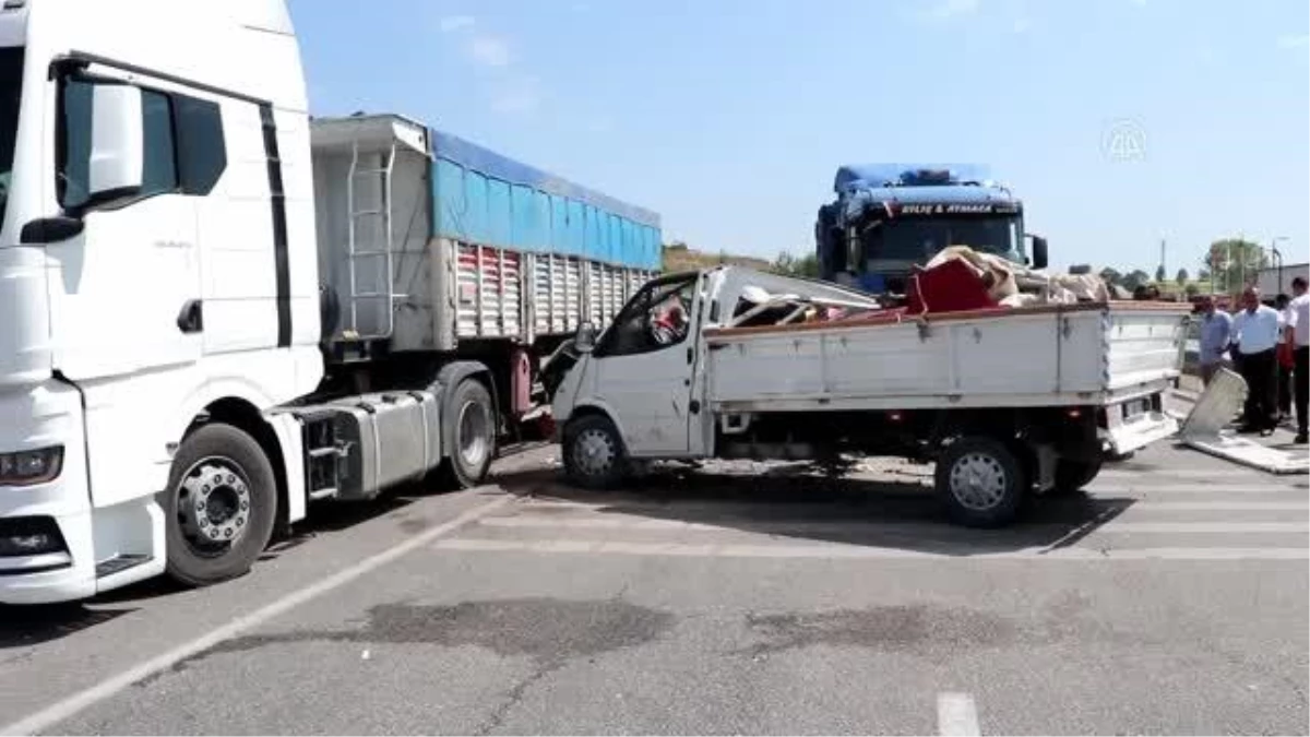 Samsun\'da emniyet şeridinde tıra çarpan kamyonetteki 2 kişi yaralandı