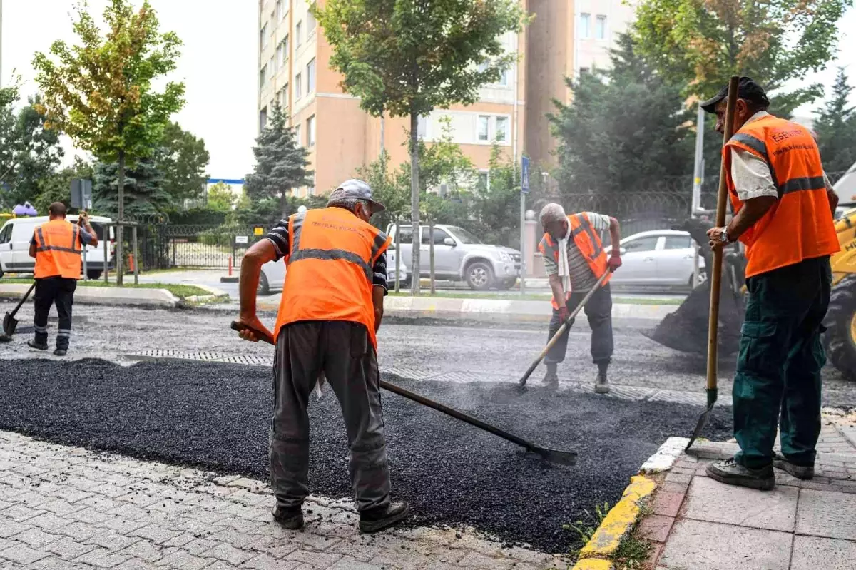 Esenyurt\'ta asfalt çalışmaları gece gündüz sürüyor