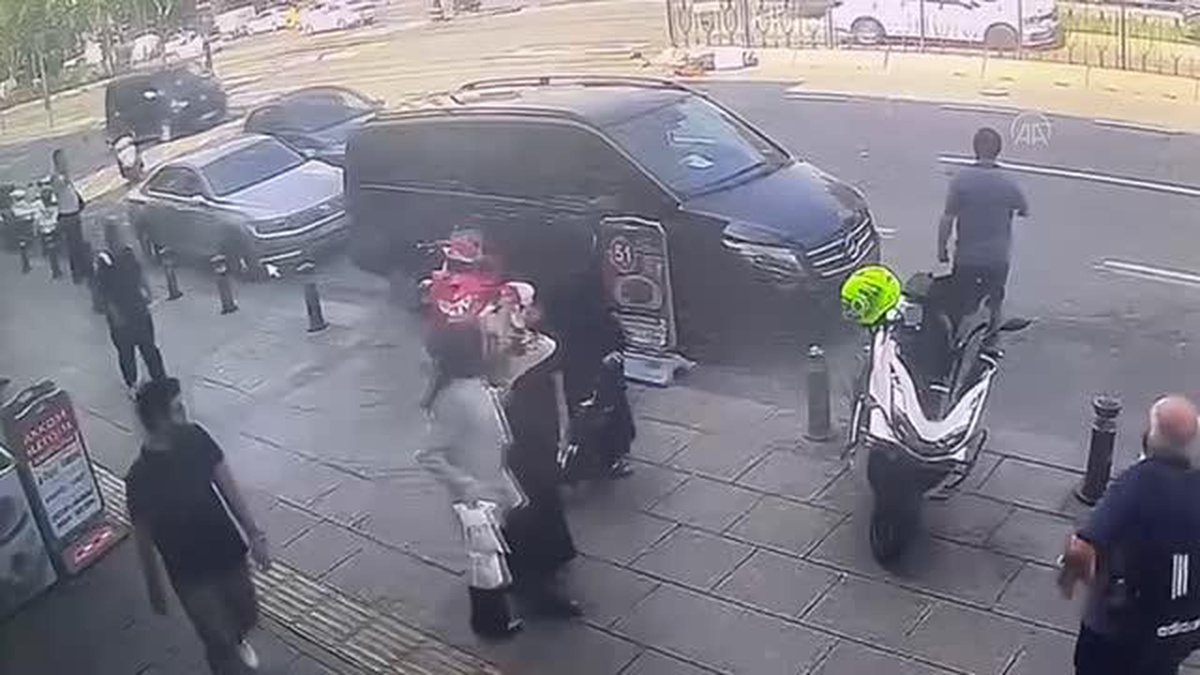 Fatih\'te otomobilin çarptığı motosikletteki 2 kişi yaralandı