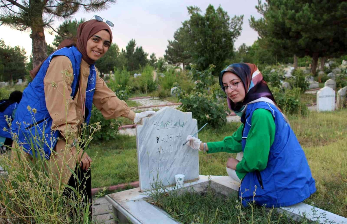 Gönüllü gençler, hiç tanımadıkları kişilere ait mezar taşlarını onardı