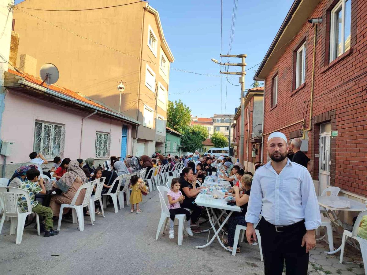 Hayırsever imam cami önünde yaktığı mangalla mahalleliyi bir araya getirdi
