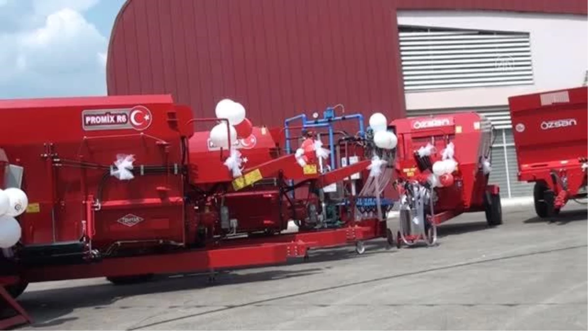 İzmir\'de hibe almaya hak kazanan 77 üreticiye makineleri dağıtıldı