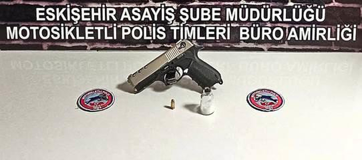 İki şüpheli çalıntı motosiklet, ruhsatsız silah, fişek ve uyuşturucu ile yakalandı