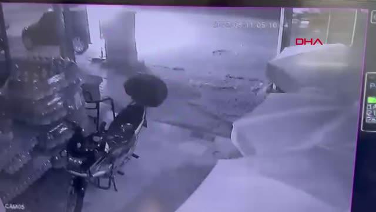 Park halindeki otomobilin kundaklanması kamerada