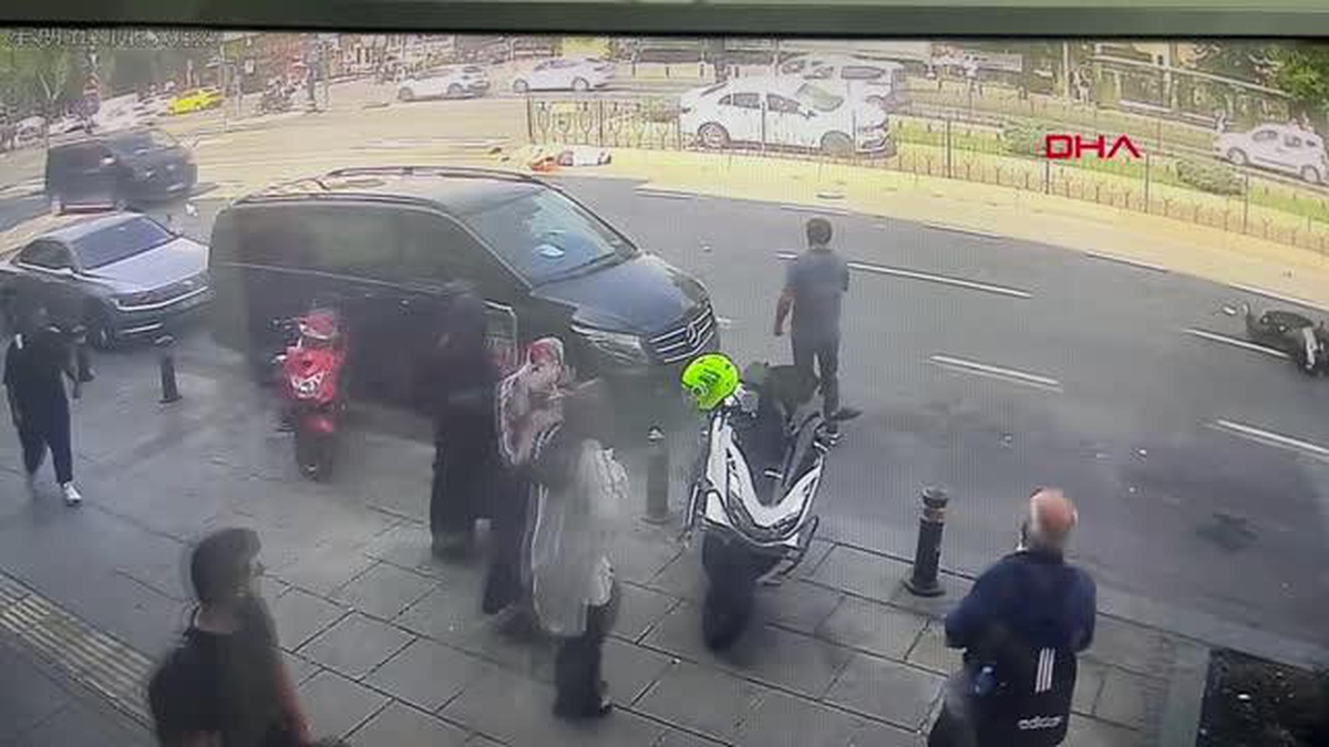 İSTANBUL-FATİH\'TE OTOMOBİLİN MOTOSİKLETE ÇARPTIĞI KAZA KAMERADA