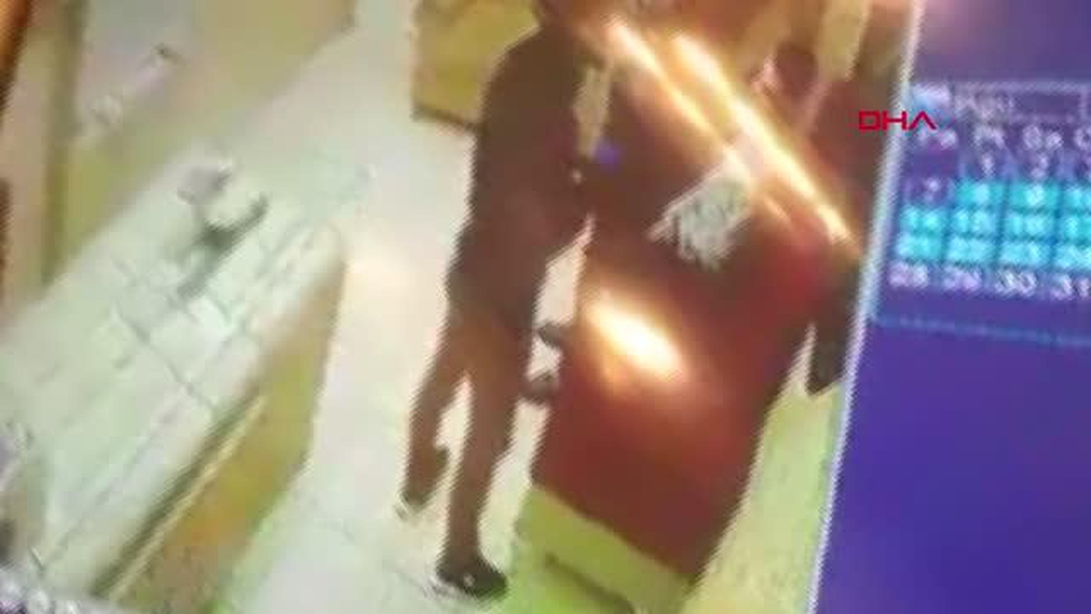 İSTANBUL-GAZİOSMANPAŞA\'DAKİ KUYUMCU SOYGUNU KAMERADA