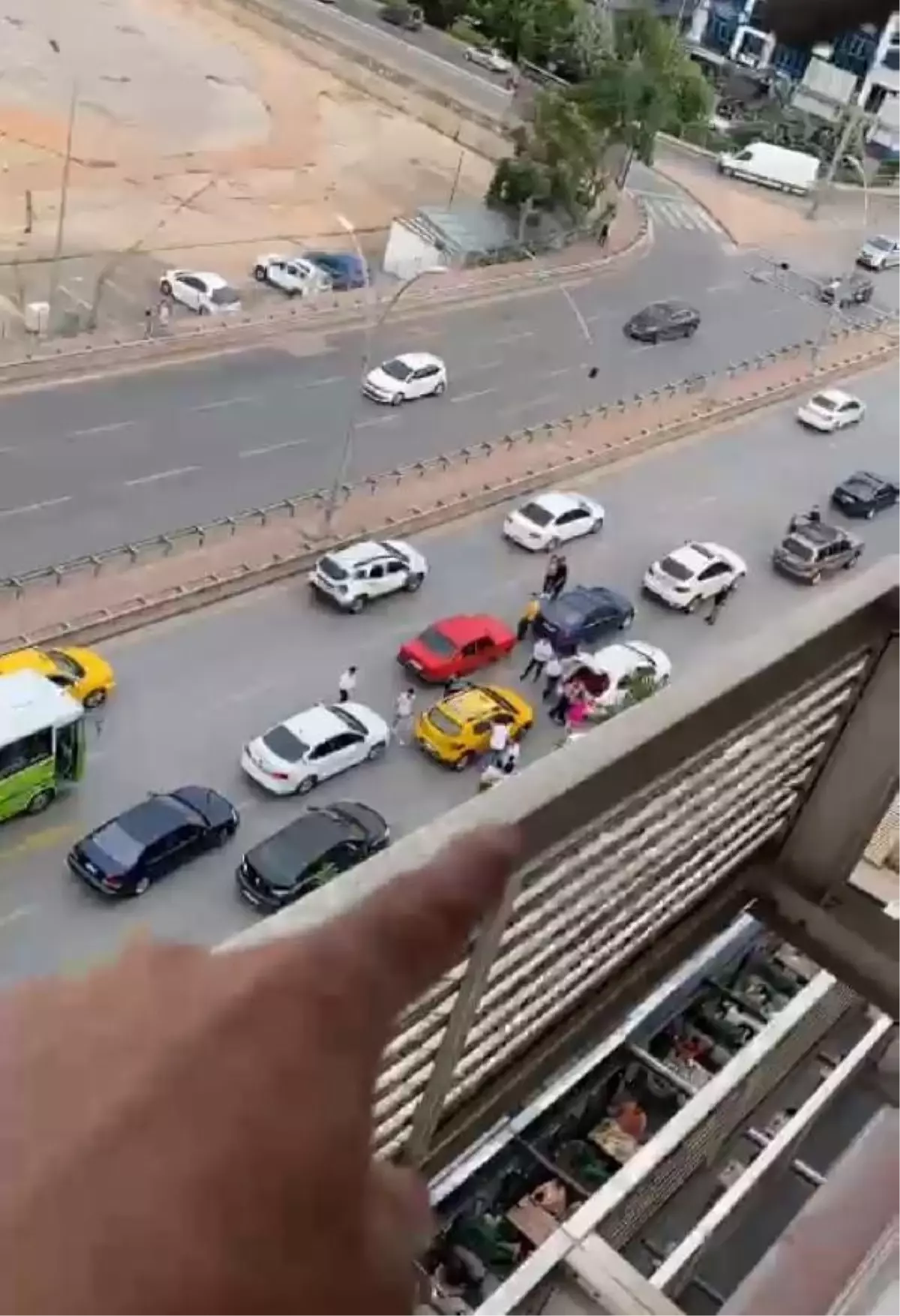 İzmit'te düğün konvoyu trafik akışını engelledi