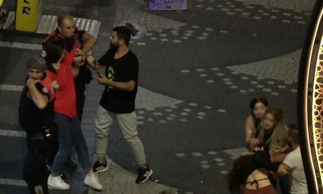 Son dakika haberi... KADINLARIN KISKANÇLIK KAVGASINDA POLİSLER ZOR ANLAR YAŞADI Son dakika haberi... KADINLARIN KISKANÇLIK KAVGASINDA POLİSLER ZOR ANLAR YAŞADI